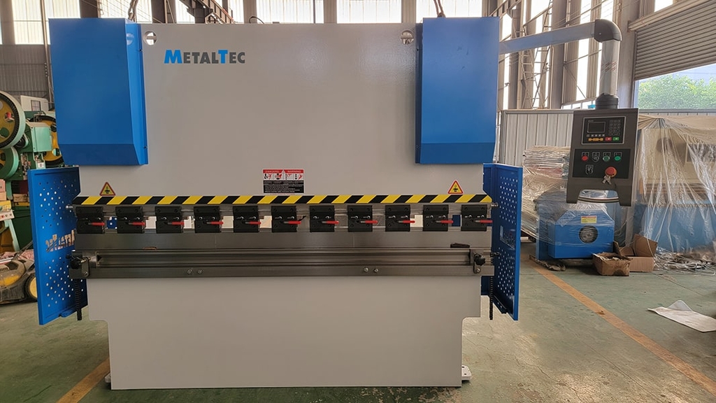 Листогибочный гидравлический пресс MetalTec HBM 125/2500 (Е22, инвертор заднего упора) — фото 2
