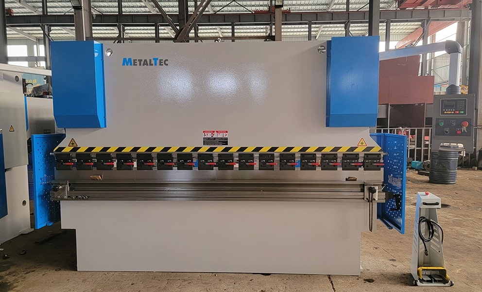 Листогибочный гидравлический пресс MetalTec HBM 125/3200M (Е22, ручная компенсация прогиба, инвертор заднего упора) — фото 2
