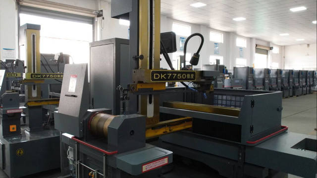 Проволочно-вырезной электроэрозионный станок IRONMAC DK7725 — фото 2